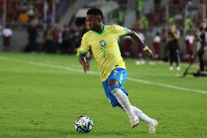 马卡：巴西vs阿根廷当天中午 维尼修斯约见了一位阿根廷足球网红