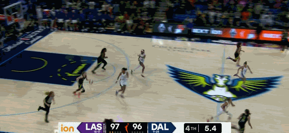 可惜！普拉姆两罚不中，飞翼无暂停的情况下佩奇后场一条龙三分险绝杀